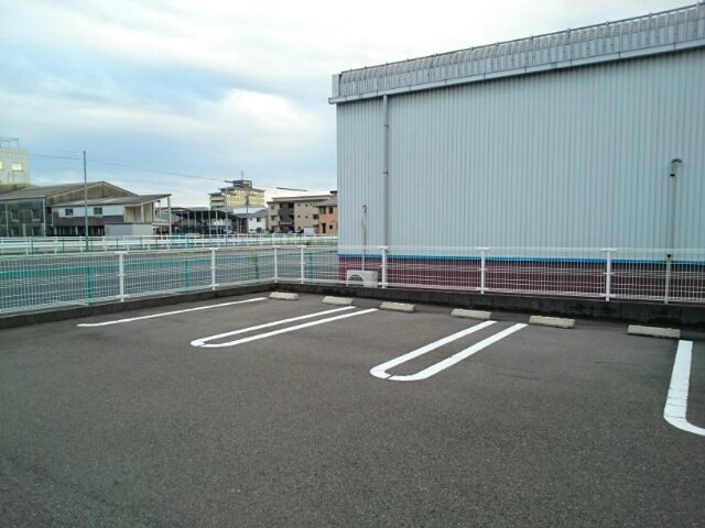 ブランドールの駐車場