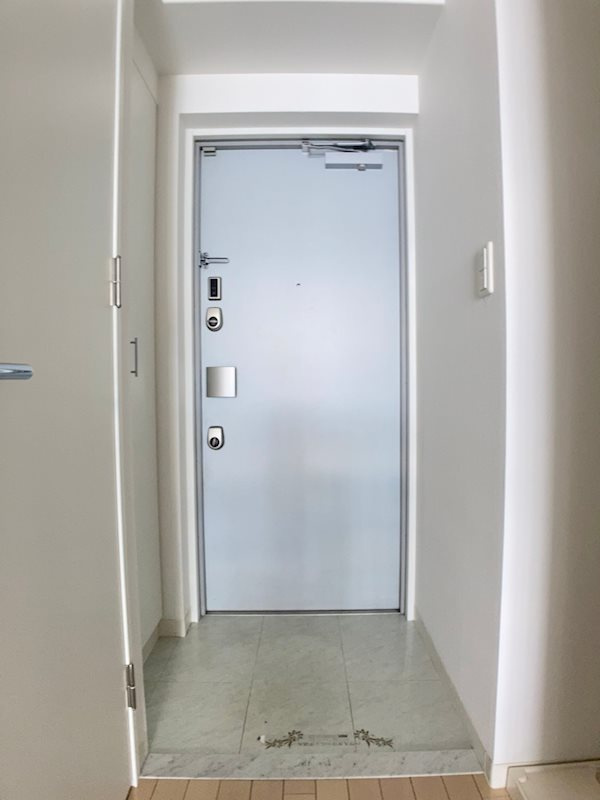 ルクレ新町レジデンスの玄関