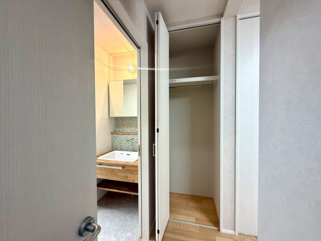 高知市秦南町2丁目　新築住宅　3LDKの収納|洗面横の収納でタオルや日用品をすっきりまとめられます。