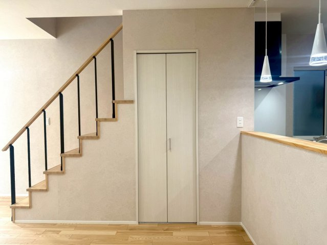 高知市秦南町2丁目　新築住宅　3LDKの収納|家族の動きが見える対面キッチンと階段下収納で、家事も育児もスムーズに。