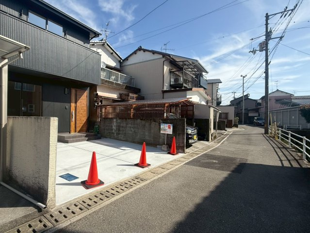 高知市秦南町2丁目　新築住宅　3LDKの前面道路含む現地写真