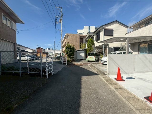 高知市秦南町2丁目　新築住宅　3LDKの前面道路含む現地写真