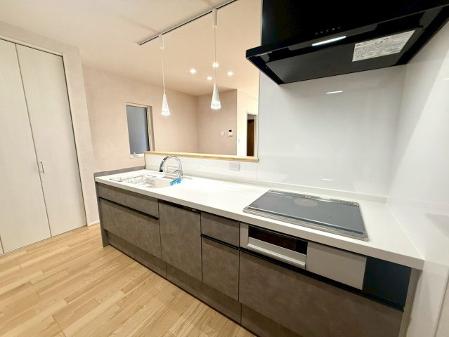 高知市秦南町2丁目　新築住宅　3LDKのキッチン|食洗器付き！落ち着いたトーンが魅力。料理の時間も心地よく過ごせる空間。
