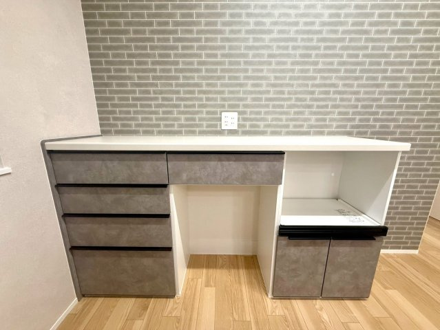 高知市秦南町2丁目　新築住宅　3LDKのキッチン|キッチン後ろの収納が家電も食器もすっきり収納。毎日の家事がスマートに。