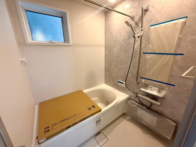 高知市秦南町2丁目　新築住宅　3LDKの浴室|仕事帰りの疲れを癒す、やわらかな光が差し込む浴室。