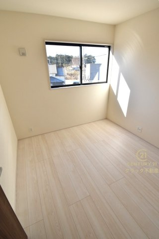 リーブルガーデン  水戸内原町　第12　2の洋室|フローリングなので重い家具も置けます。カーテンと家具を揃えるなどして、お好みのインテリアを楽しむことができます。収納スペースは全室に配備しております。