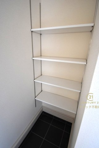 リーブルガーデン  水戸内原町　第12　2の玄関|ミニトランクとして使えるスペースです。防災用品、スポーツ用品等を置くのもいいですね。オープンタイプの可動棚は置きたい物に合わせて自由な使い方ができます。