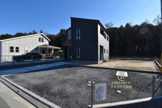 リーブルガーデン  水戸内原町　第12　2の前面道路含む現地写真|駐車場は十分なスペース。ご家族それぞれが車をご所有の場合や、来客の際も安心です。
内覧可能です。ご予約はHPから、またお電話でもお気軽にどうぞ。