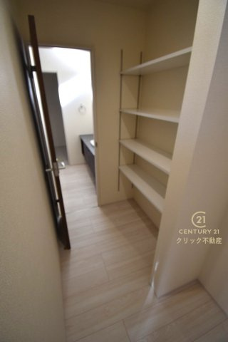 リーブルガーデン  水戸内原町　第12　2の収納|キッチン後ろのパントリーは可動棚付きです。洗面室に抜けることもできるので、食品のストックだけでなくティッシュペーパーなどの消耗品置き場としても便利です。