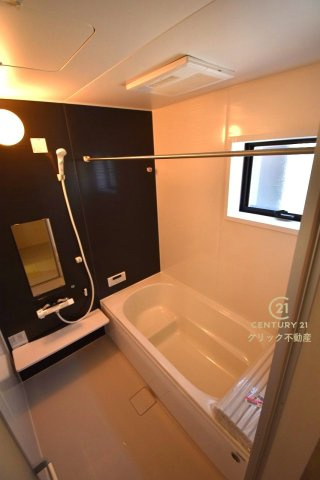 リーブルガーデン  水戸内原町　第12　2の浴室|浴槽への出入りが安全な低床タイプのユニットバスです。洗い場は滑りにくい速乾床ですので、お子様やご高齢の方にも安心です。自動お湯張りに追焚機能付きのオートバスです。