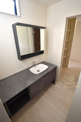 リーブルガーデン  水戸内原町　第12　2の独立洗面台|朝の洗顔、歯磨きも、入浴後の肌や髪のお手入れも、きっと優雅な気持ちになるお洒落なパウダールームです♪