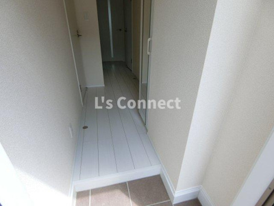 【玄関】 | ドリームポート富谷 | 背の高い下駄箱には鏡付きで身だしなみチェック。