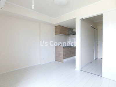 【居間・リビング】 | ドリームポート富谷 | 明るい色合いの内装です。