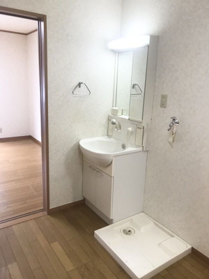 【洗面所】 | コーポ・ルナⅡ | 明るい洗面所です