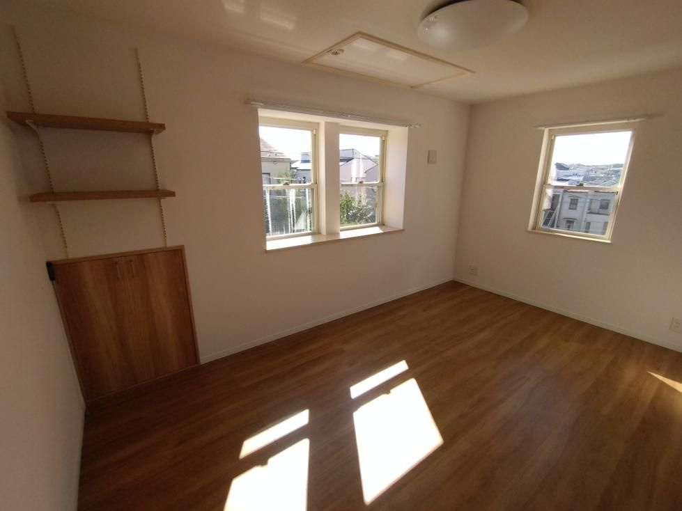 世田谷区祖師谷6丁目　中古戸建の洋室|２面採光のため、日差しが差し込む明るいお部屋です！

現地ご見学希望・資料請求などお気軽にお問い合わせ下さい！
03-5990-5201