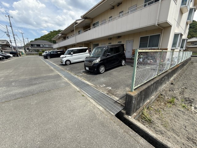 メゾン北山の駐車場