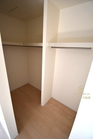 リーブルガーデン  水戸内原町　第12　3の収納|ウォークインクローゼットは自由度の高い収納スペース。服だけでなく、帽子やバッグなどもまとめて管理することができます。おしゃれが楽しくなりますね♪