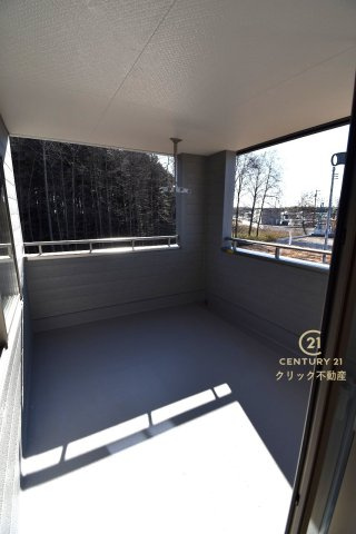 リーブルガーデン  水戸内原町　第12　3のバルコニー|インナーバルコニーは洗濯物外干し派の強い味方！天気が変わりやすい季節の外出も安心です。外出が難しい日に出るだけでも気分転換になる、嬉しいスペースです。