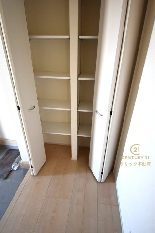 リーブルガーデン  水戸内原町　第12　3の玄関|たっぷり入る玄関収納です！扉の中は可動棚ですので、用途に合わせて高さを自由に変えることができます。