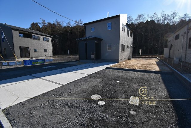 リーブルガーデン  水戸内原町　第12　3の駐車場|並列駐車可能です。内覧、気になる他の物件と合わせての現地ご案内も可能です。HPから、またお電話でも、お気軽にお問い合わせください。