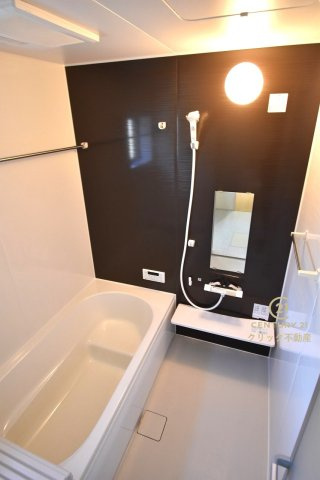 リーブルガーデン  水戸内原町　第12　3の浴室|浴槽への出入りが安全な低床タイプのユニットバスです。洗い場は滑りにくい速乾床ですので、お子様やご高齢の方にも安心です。自動お湯張りに追焚機能付きのオートバスです。