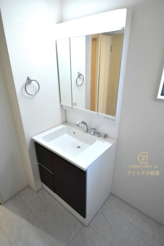 リーブルガーデン  水戸内原町　第12　3の独立洗面台|シャンプードレッサー付き洗面台は、広めで使いやすい、お手入れが楽なデザイン。窓があるので採光、通風良好です！