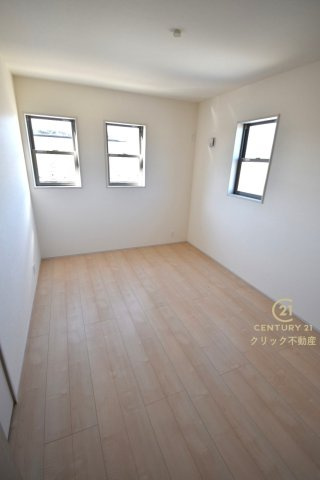 リーブルガーデン  水戸内原町　第12　3の洋室|フローリングなので重い家具も置けます。カーテンと家具を揃えるなどして、お好みのインテリアを楽しむことができます。収納スペースは全室に配備しております。