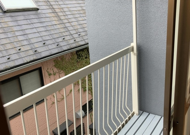 【バルコニー】 | バルコニーは、室外の専用スペースのうち、「屋根がなく開放された空間」であるものを指します。ベランダより広いタイプのものが多く、日当たりもよいため家庭菜園などを楽しみたい人にとって適した環境となります。