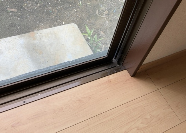 【内装】 | サッシは、ガラス窓に使用される金属製の窓枠です。一般的に住宅建築では、金属製建具工事の段階でガラス類・玄関などと同時に設置されます。種類や構造により断熱性能や遮音性能が異なるので現地でご確認ください。