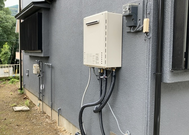 【発電・温水設備】 | 省エネ給湯器とは従来型の給湯器より熱効率が高く、少ない燃料でたくさんのお湯を沸かすことが出来る高効率な給湯器のことを指します。また、省エネ給湯器には種類があり、利便性や効果なども様々です。