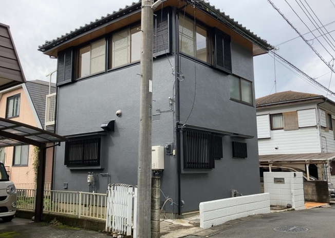 【外観】 | 木造住宅とは土台、壁、柱など建築物の強度を支える構造体の材に木が使用されている構造を指します。構造体は建物の自重を支えるだけではなく風圧や水圧、積裁荷重などあらゆる衝撃に耐えるための基礎です。