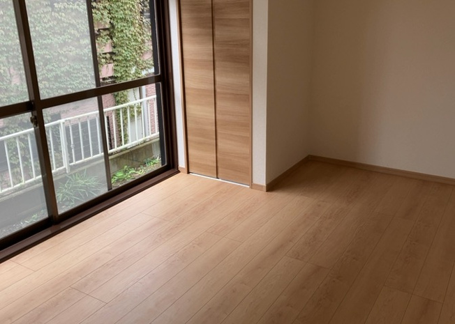 【居間・リビング】 | 直線タイプはLとDKを一直線に並べた形で対面キッチンのタイプです。一般的なのでよく見かけるかもしれません。直線タイプに似た直接アイランドタイプは、キッチンとダイニングの間に壁がない分広く感じられます。