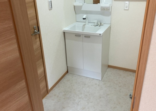 【脱衣所】 | 多くの戸建て住宅で見かける洗面脱衣所は、洗面台と洗濯機が2畳ほどのスペースに並べられていて、洗面所が脱衣所を兼ね備えている間取りが一般的です。お客様が利用することもある、パブリックな空間でもあります。