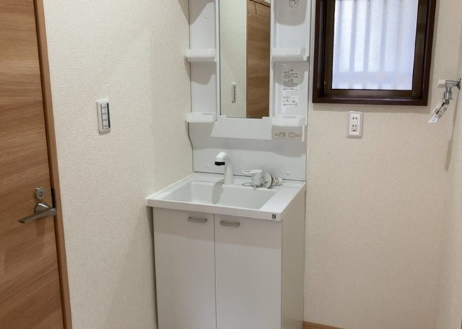 【独立洗面台】 | 洗面化粧台では顔を洗ったり、身だしなみを整えることが本来の使い方ですが、用途によっては洗面化粧台に求められる機能が違ってくるため、ご自身や家族のライフスタイルに合ったものを選ぶことをおすすめ致します。