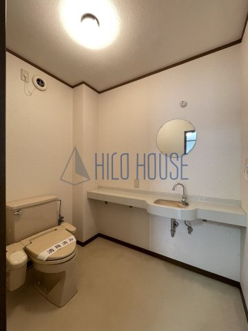 鶴舞4丁目戸建貸家のトイレ