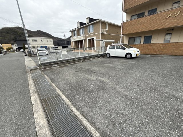 メゾン大半田の駐車場