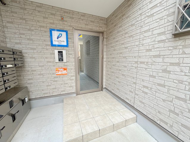 グランパシフィック大経大北のエントランス