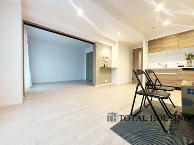 【居間・リビング】 | リラハイツ南郷 | 来客の際には、LDKと洋室の間の扉を開けることで、開放感あふれる空間に！
どちらの居室にも大きな窓がある為、リビング全体が明るい陽光に包まれます。