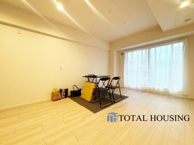 【居間・リビング】 | リラハイツ南郷 | 室内にいても、たっぷりの陽光と爽やかな風を感じて頂ける、開放感あふれるリビングです。
ご家族と穏やかに過ごす、心地の良い時間が流れます。