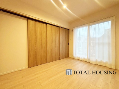 【洋室】 | リラハイツ南郷 | 洋室　約6.0帖
開放的なバルコニー直結のお部屋です。大きな窓はお日様の光をたっぷり取り込み、明るく癒されるプライベートルームになりそうです。のんびり読書なども良いですね♪