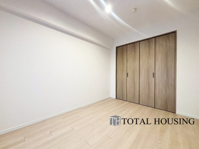 【洋室】 | リラハイツ南郷 | 洋室　約6.0帖
シンプルデザインなことによりご自分お好みのレイアウトがしやすい主寝室。クローゼットが設置されているのでお部屋の整理整頓もすっきり楽々。お部屋をよりゆったりとお使い頂けます。