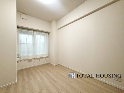 【洋室】 | リラハイツ南郷 | 洋室　約4.9帖
家族構成やライフスタイルに合わせて、多目的にお使いいただけます。優しい色合いの木目調のフローリングが空間にアクセントをもたらしお洒落な室内です。