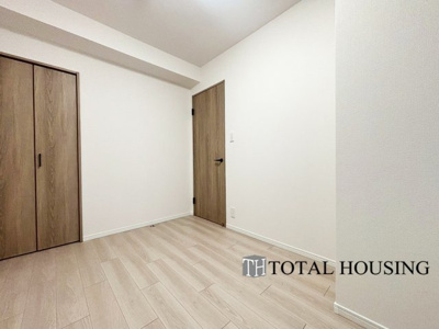 【洋室】 | リラハイツ南郷 | 洋室　約4.9帖
充分な広さと収納機能を備えた部屋はお子様の自発性と成長を促します。お子様の成長を支える、勉強や好きなことに没頭する学びの空間にどうぞ。