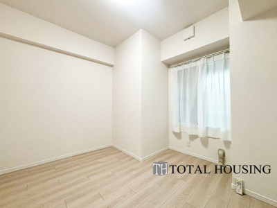 【その他】 | リラハイツ南郷 | 納戸　約5.3帖
使い方自由な納戸です♪お荷物置き場だけではなく、書斎や趣味専用のお部屋にしたり、器具を置いて自分だけのフィットネスジムを作ることも♪勿論お部屋にしての使用も可能です。