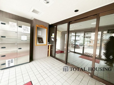 【エントランス】 | リラハイツ南郷 | オートロックが付いており、防犯面も安心です。
不在時でも荷物が受け取れる宅配ボックスも完備しており、再配達を待つ手間がありません。