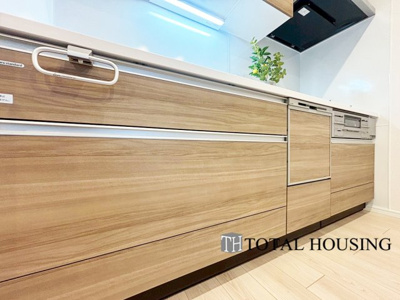 【キッチン】 | リラハイツ南郷 | LDKを広く使え、料理に集中することができる壁付けタイプのキッチンです。上下に収納が設けられ、調理用品や食器類をすっきりと収納できます◎