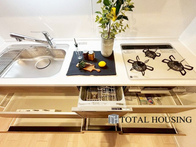 【キッチン】 | リラハイツ南郷 | 食器洗乾燥機付きで家族の食器もピカピカ。後片付けもラクラクこなせて、日々の生活には欠かせない便利設備。環境にもママの手にも優しいのがうれしいですね。