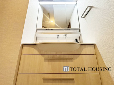 【独立洗面台】 | リラハイツ南郷 | 一日の始まりの朝、歯磨きをしたりメイクや髪をセットしたり・・・使いやすさが考えられた3面鏡です♪シャワー付水栓で洗面台でのシャンプーや毎日の掃除に大変便利ですね♪