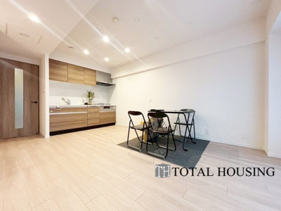 【居間・リビング】 | リラハイツ南郷 | 柔らかな色合いのフローリングと清潔感の溢れるクロスが明るい空間を創り出しているリビングダイニング。憩いの場に相応しく、ここで楽しむ家族の時間が絆をより深めてくれそうです。