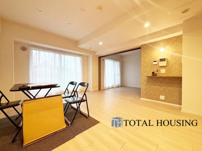 【居間・リビング】 | リラハイツ南郷 | 温もりある自然光を感じていただけるリビングです。飽きのこないナチュラルなデザインの空間は、色褪せることのない心地良さを作ります。